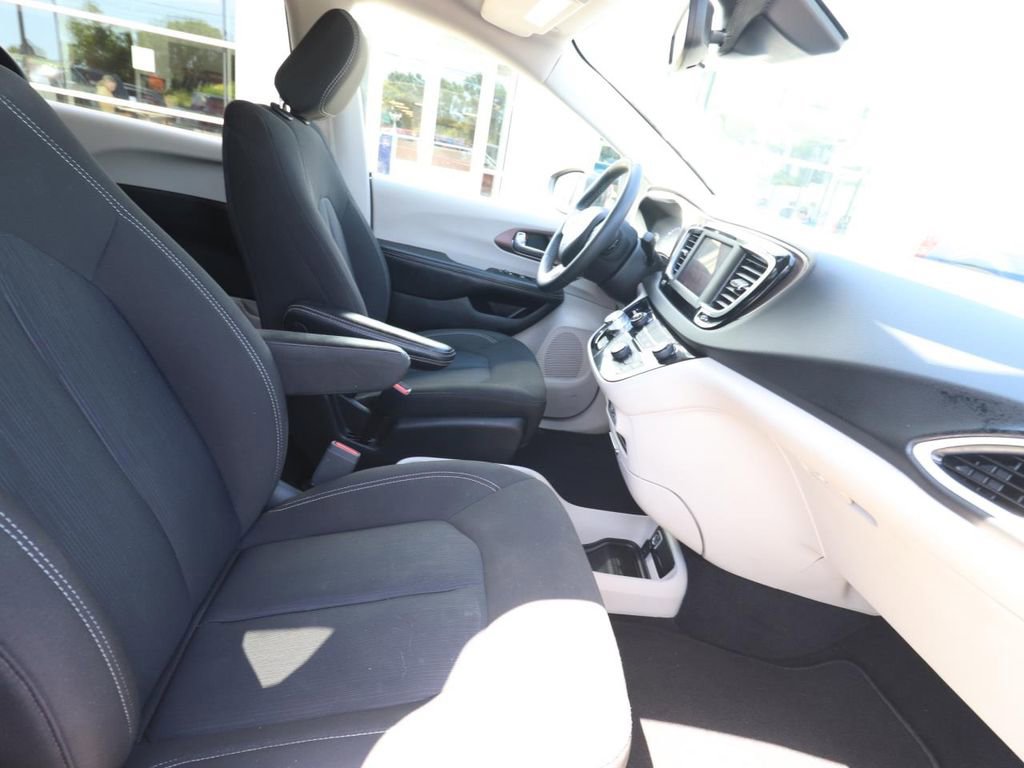 Used 2023 Chrysler Voyager LX image 22