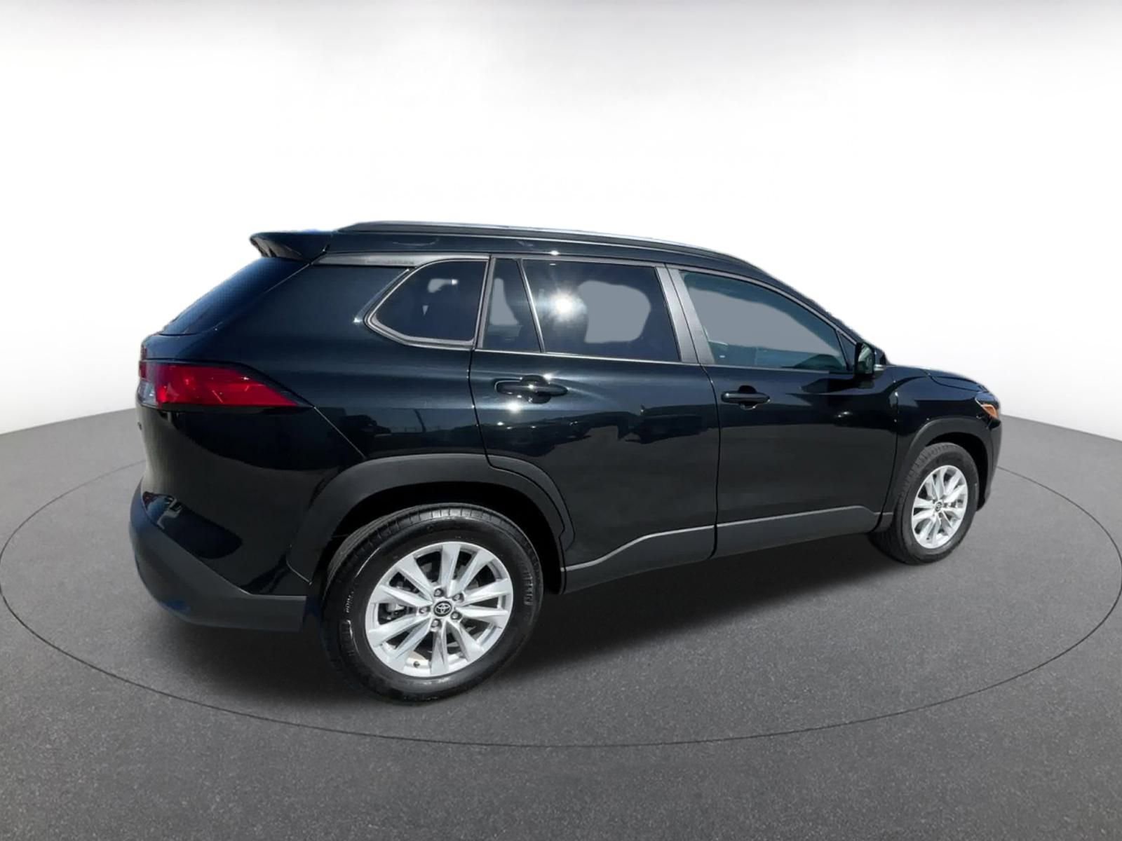 Used 2025 Toyota Corolla Cross LE image 15