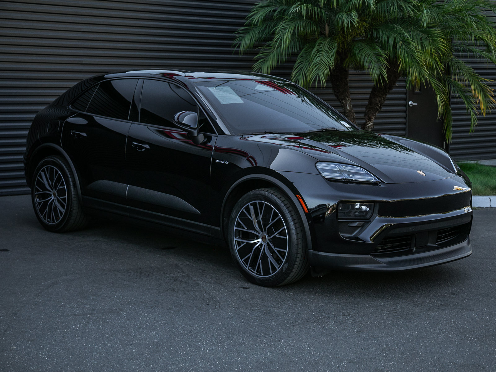 Certified 2025 Porsche Macan Electric RWD image 6