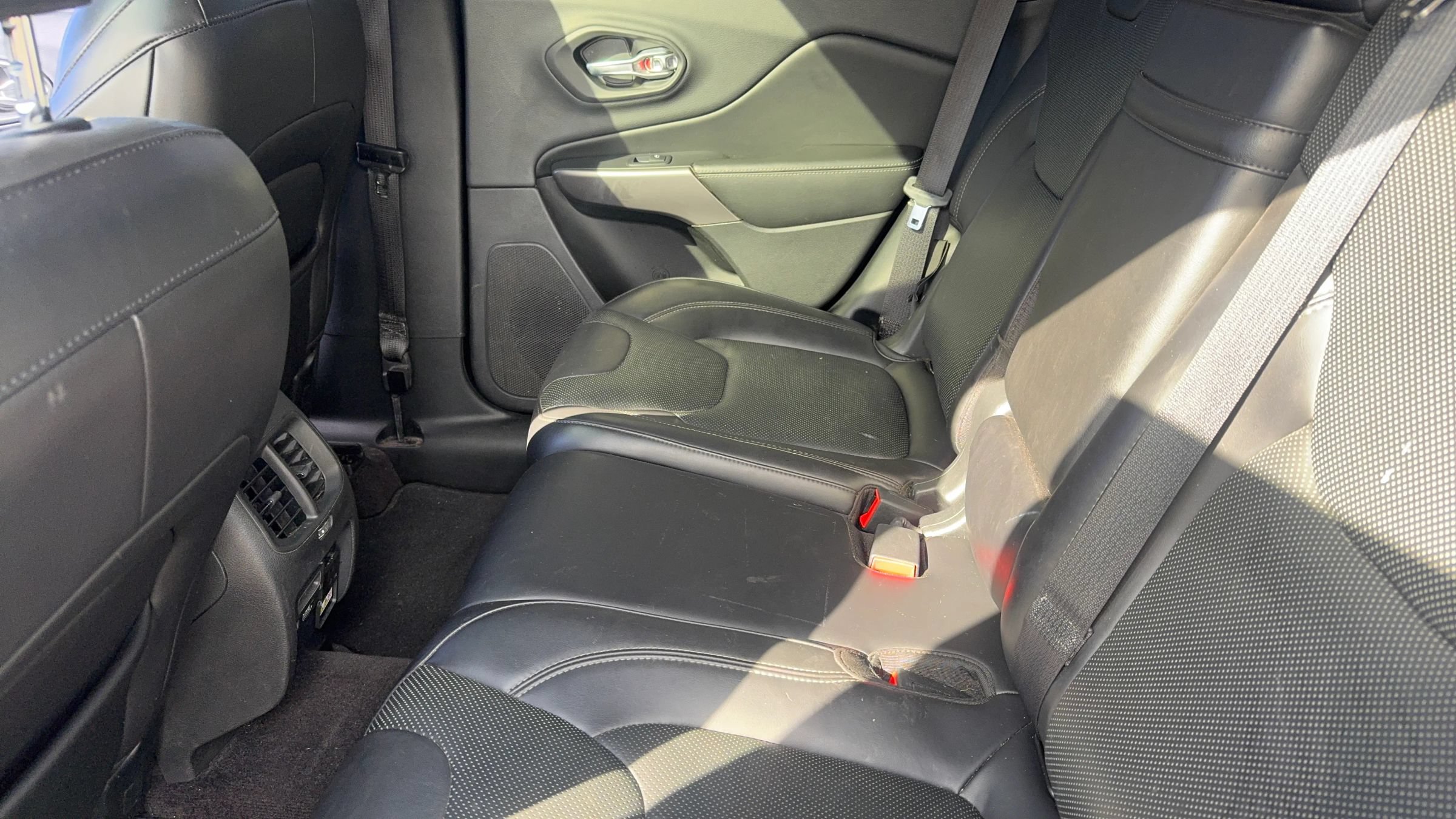Used 2019 Jeep Cherokee Limited w/ Luxury Group AWD/4WD image 12