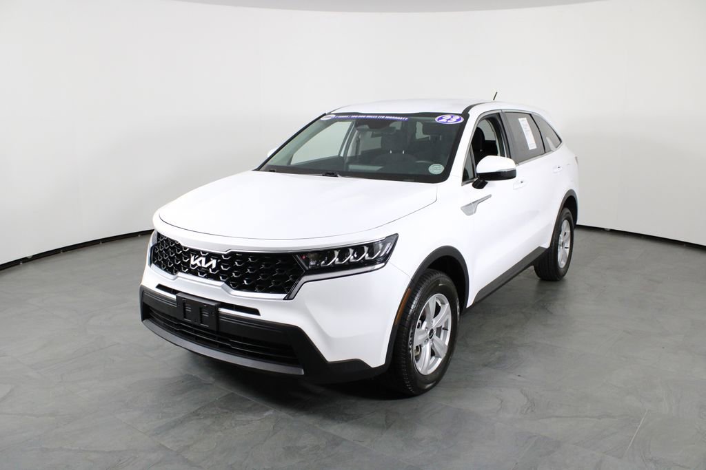 Used 2023 Kia Sorento LX image 2
