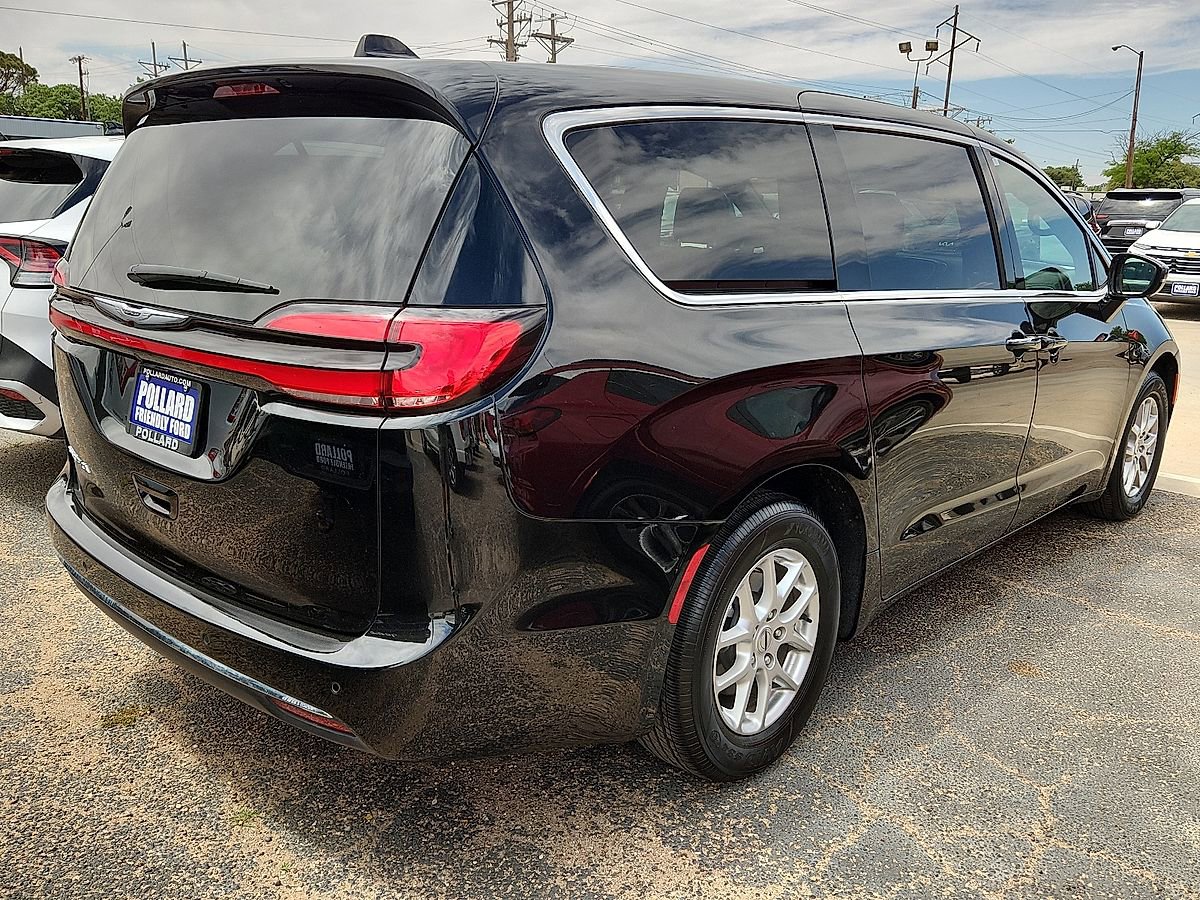 Used 2025 Chrysler Pacifica Select FWD image 3