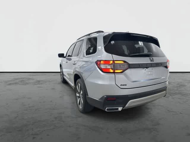 Used 2025 Honda Pilot Touring image 2