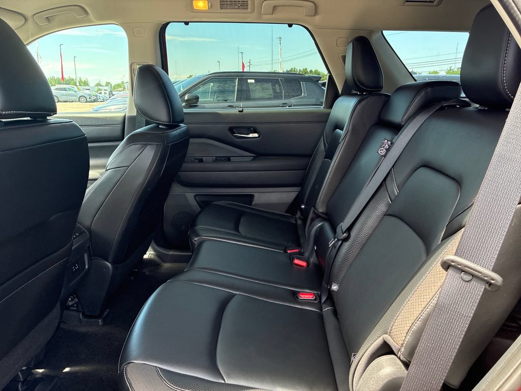 Used 2023 Nissan Pathfinder SL AWD/4WD image 15