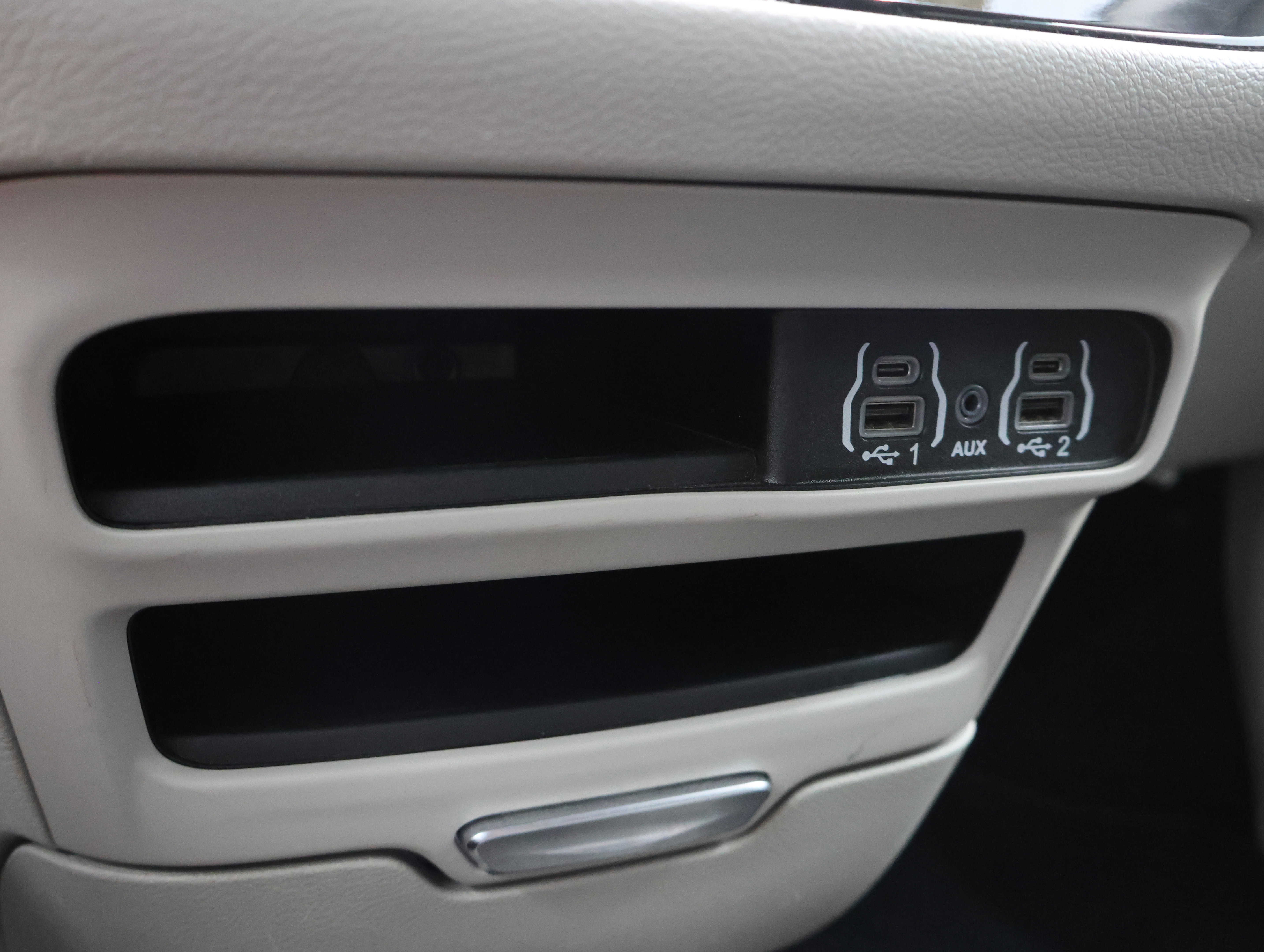 Used 2024 Chrysler Pacifica Touring-L FWD image 46