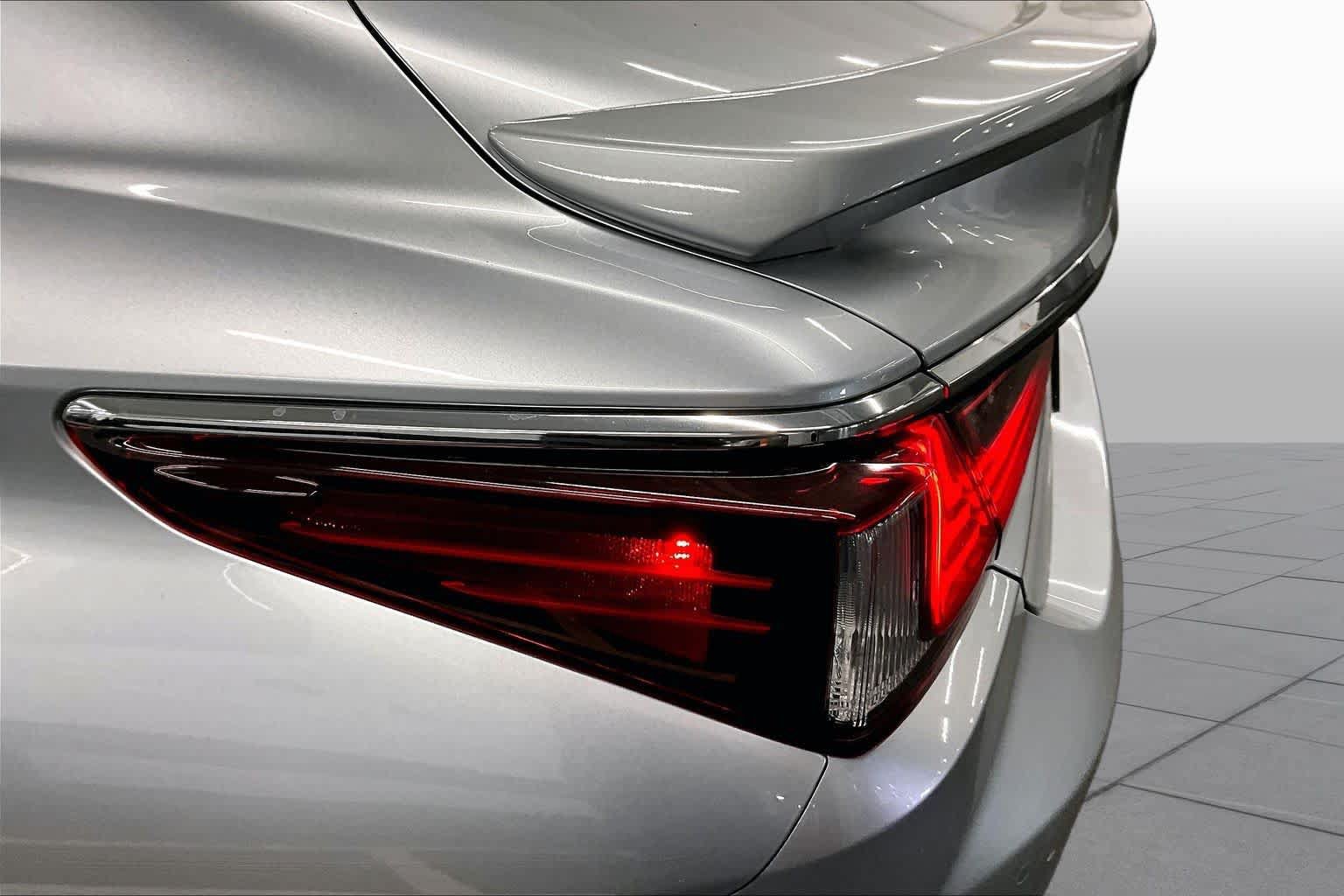 Used 2025 Lexus ES 300h w/ Premium Package FWD image 29
