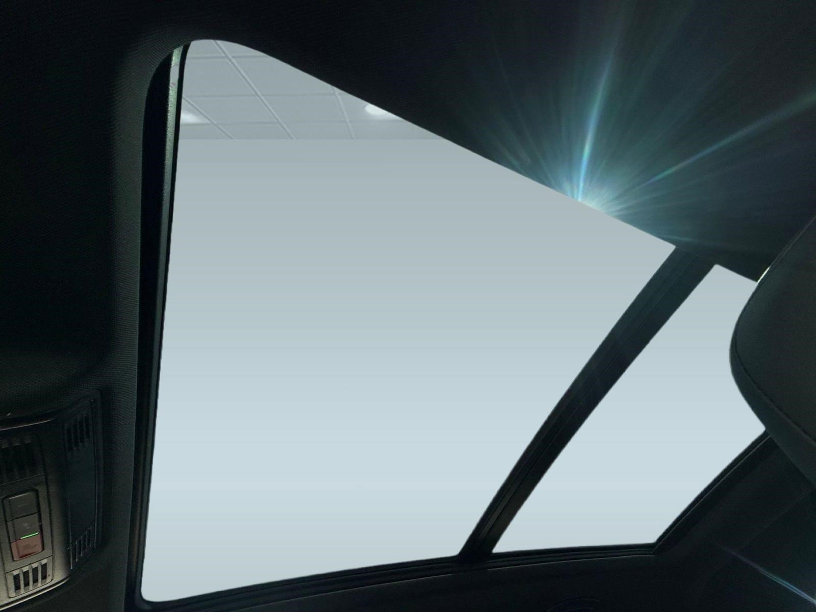 Certified 2022 Volkswagen Tiguan SE R-Line image 13