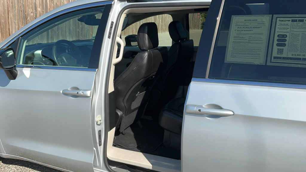 Used 2024 Chrysler Pacifica Touring-L FWD image 40