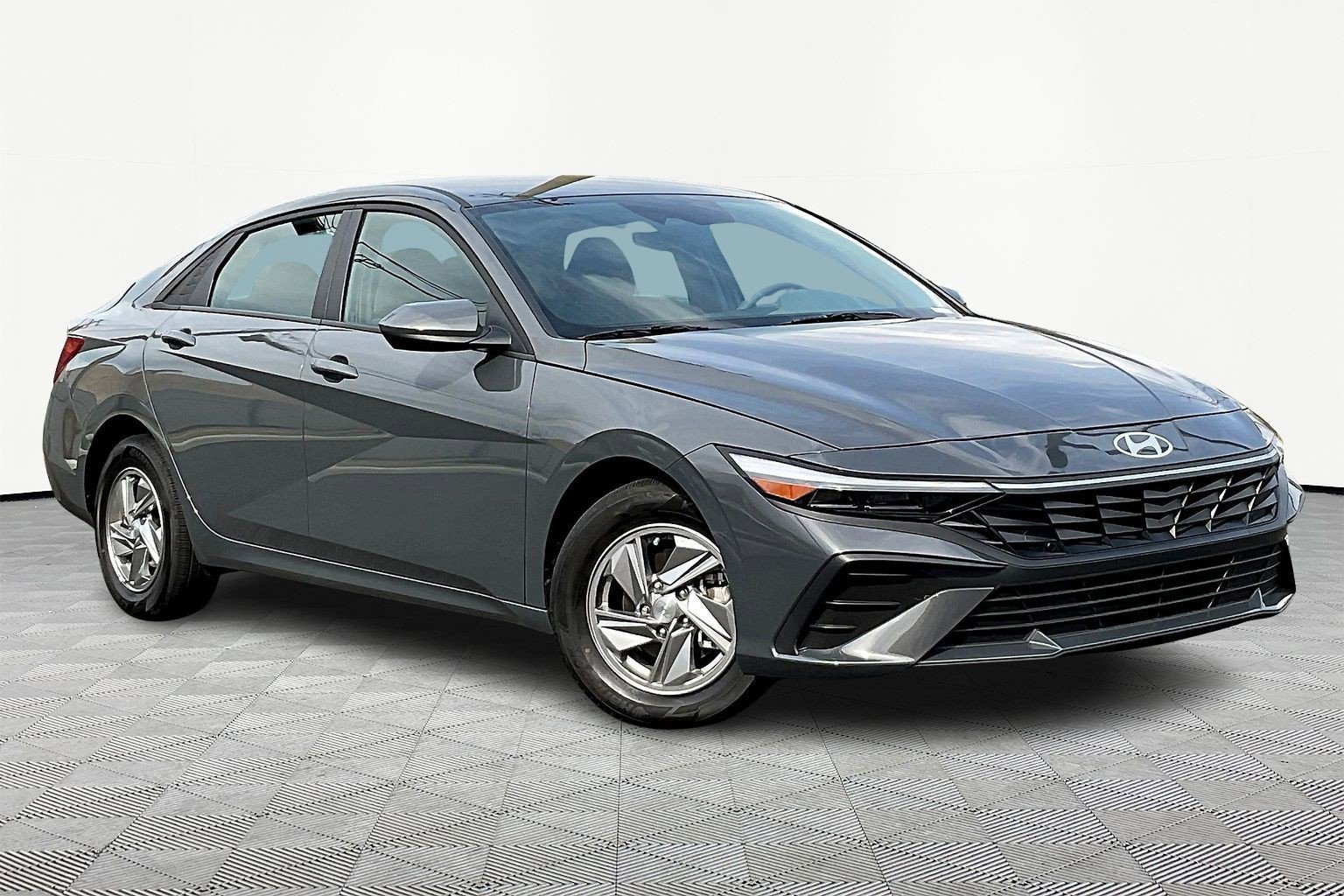 Certified 2025 Hyundai Elantra SE image 3