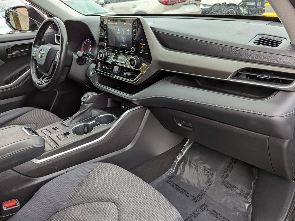 Used 2021 Toyota Highlander LE AWD/4WD image 32