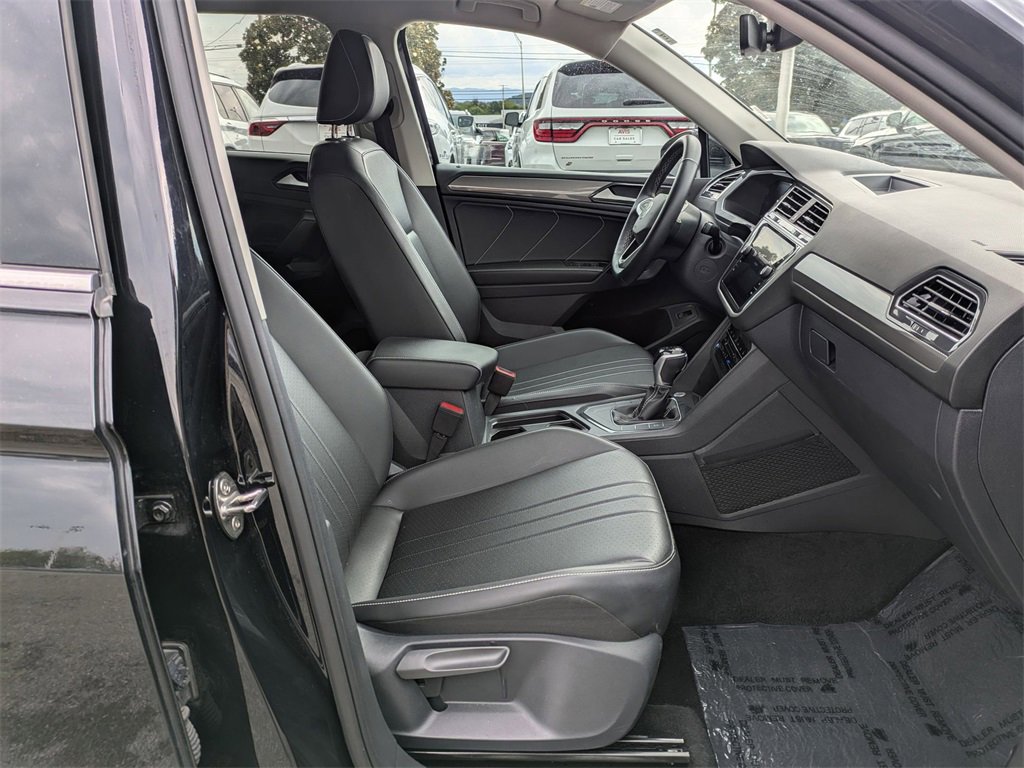 Used 2024 Volkswagen Tiguan SE image 29