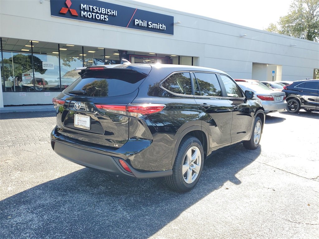 Used 2023 Toyota Highlander LE image 6