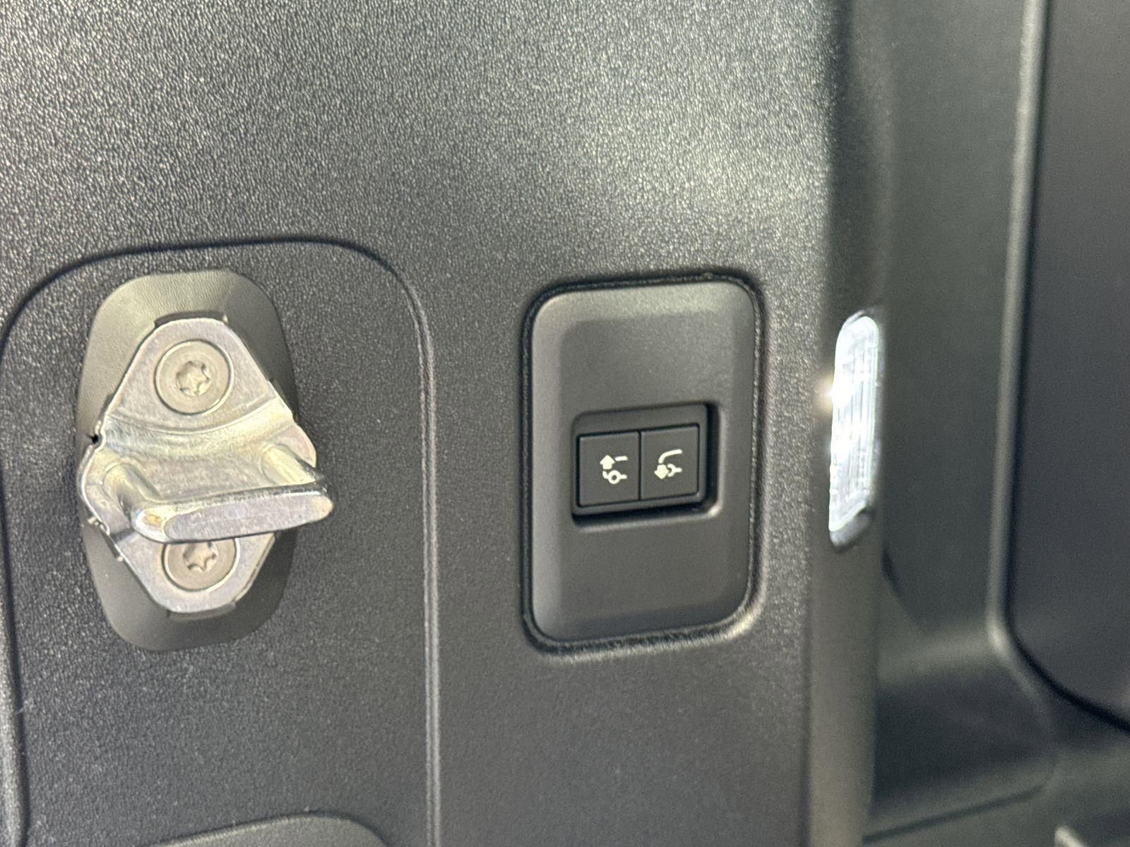 Used 2025 Land Rover Defender 110 X-Dynamic SE image 31