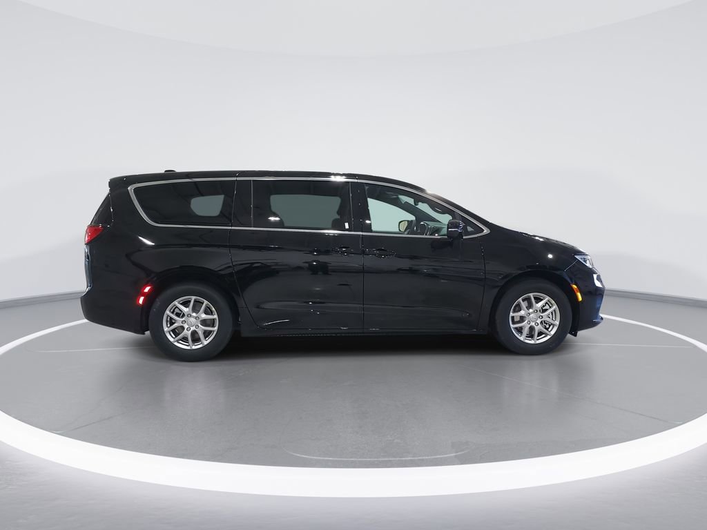 New 2026 Chrysler Pacifica Select image 9