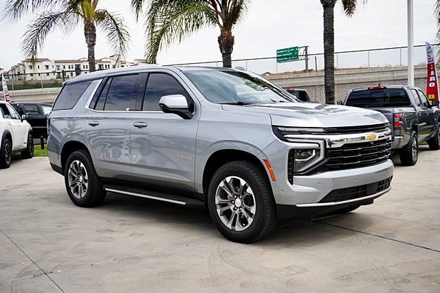 Used 2025 Chevrolet Tahoe LS AWD/4WD image 2