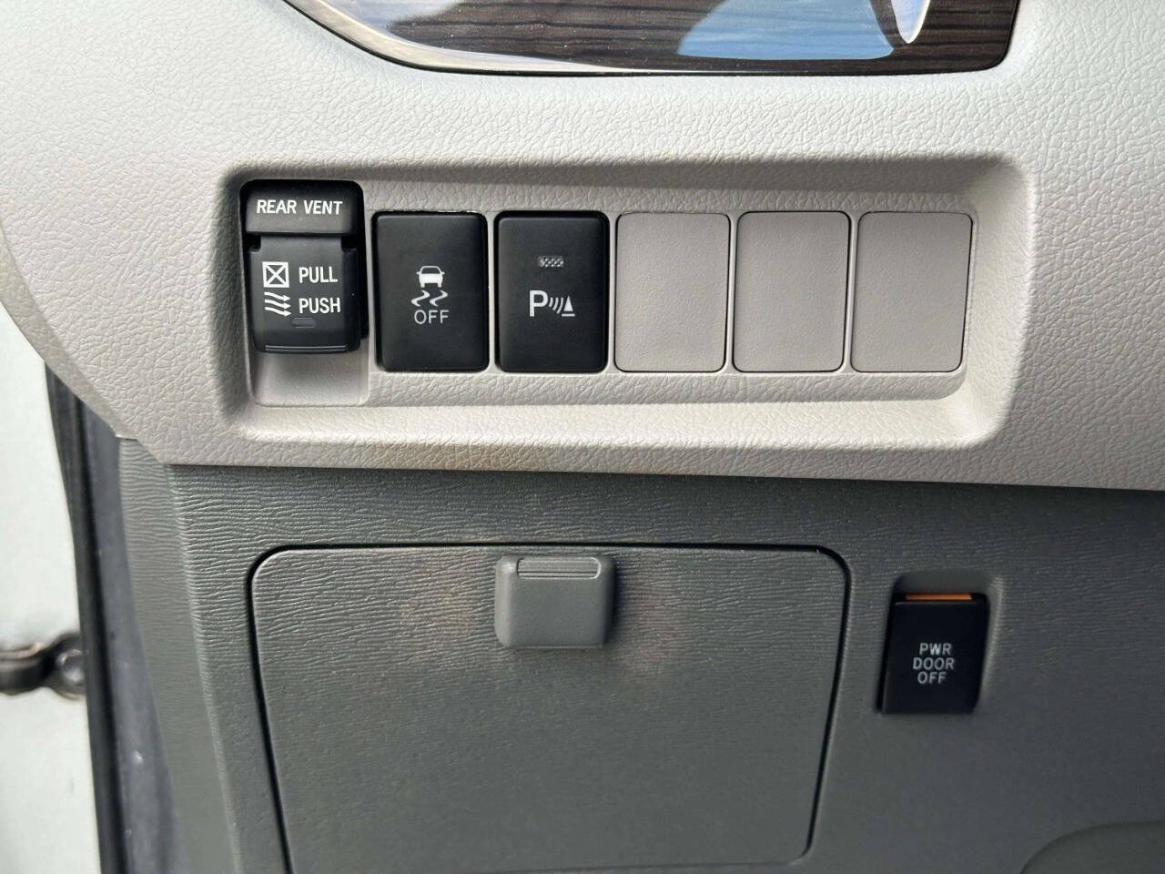 Used 2020 Toyota Sienna XLE w/ XLE Navigation Package FWD image 27