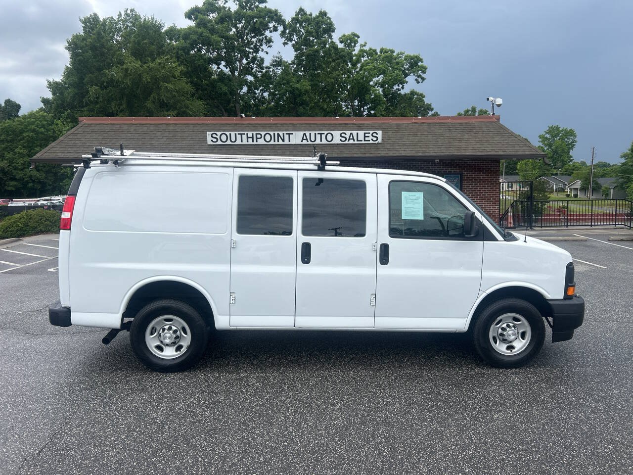 Used 2017 Chevrolet Express 2500 RWD image 2