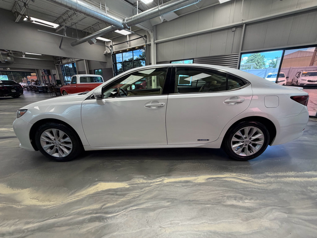 Used 2013 Lexus ES 300h w/ Luxury Pkg FWD image 37