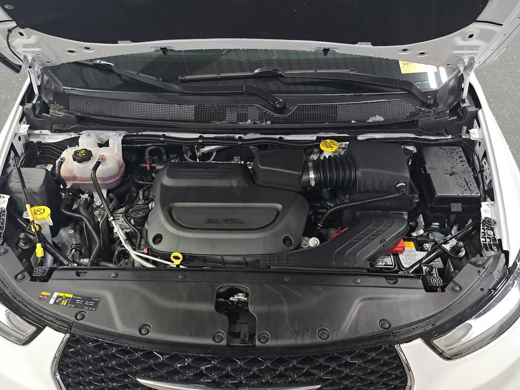 Certified 2024 Chrysler Pacifica Touring image 31