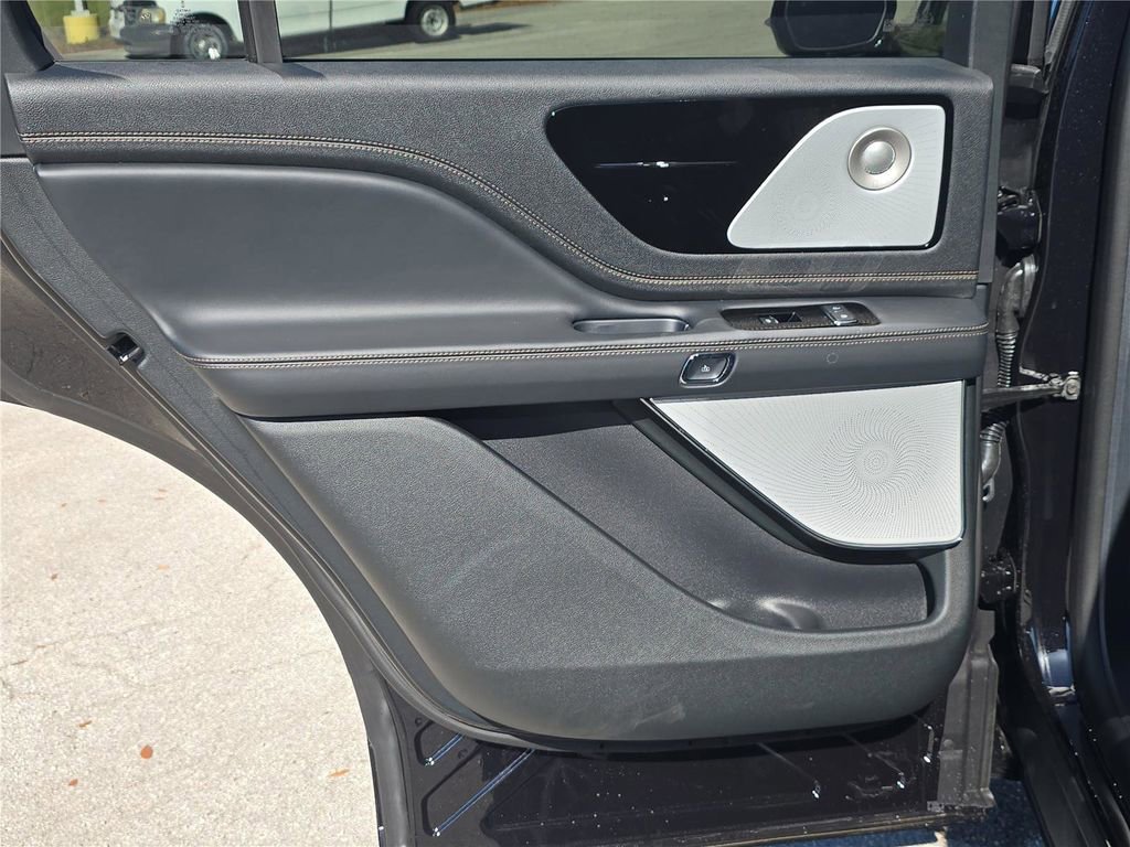 New 2026 Lincoln Aviator Black Label w/ Jet Appearance Package AWD/4WD image 12