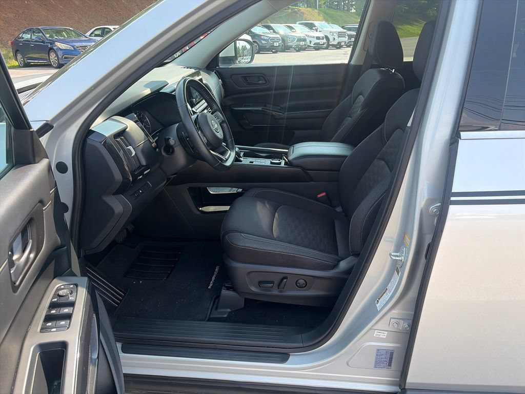 Used 2023 Nissan Pathfinder SV AWD/4WD image 19