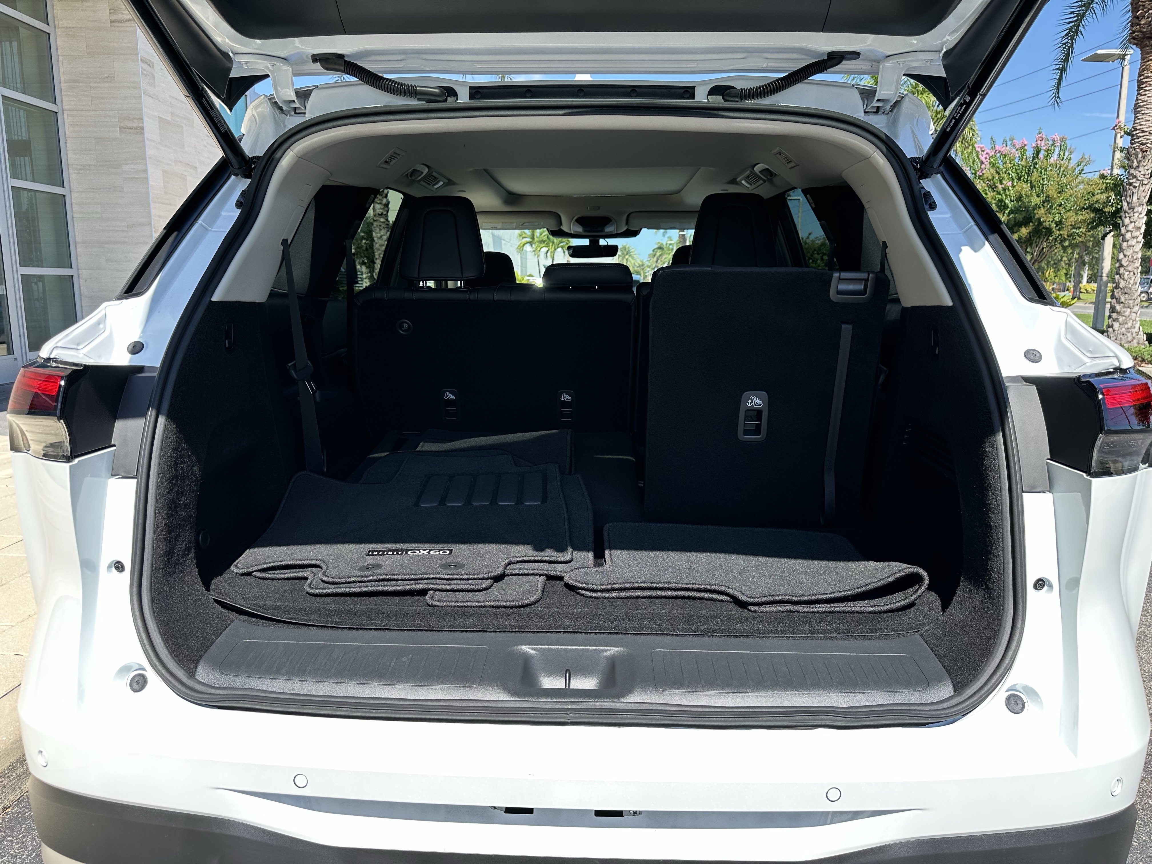 Certified 2026 INFINITI QX60 Luxe w/ Cargo Package AWD/4WD image 6
