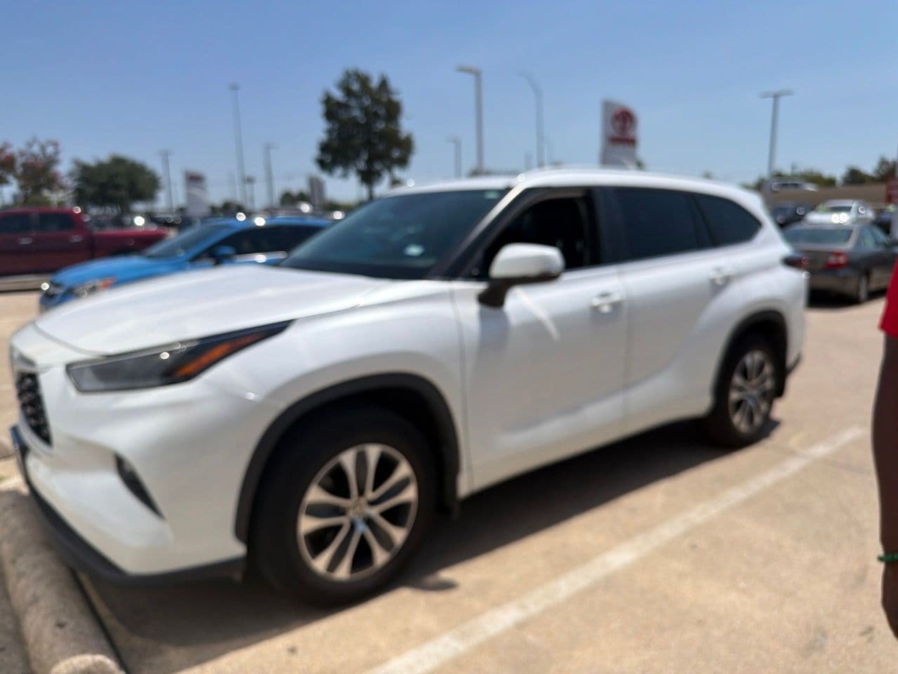 Used 2024 Toyota Highlander XLE FWD image 1