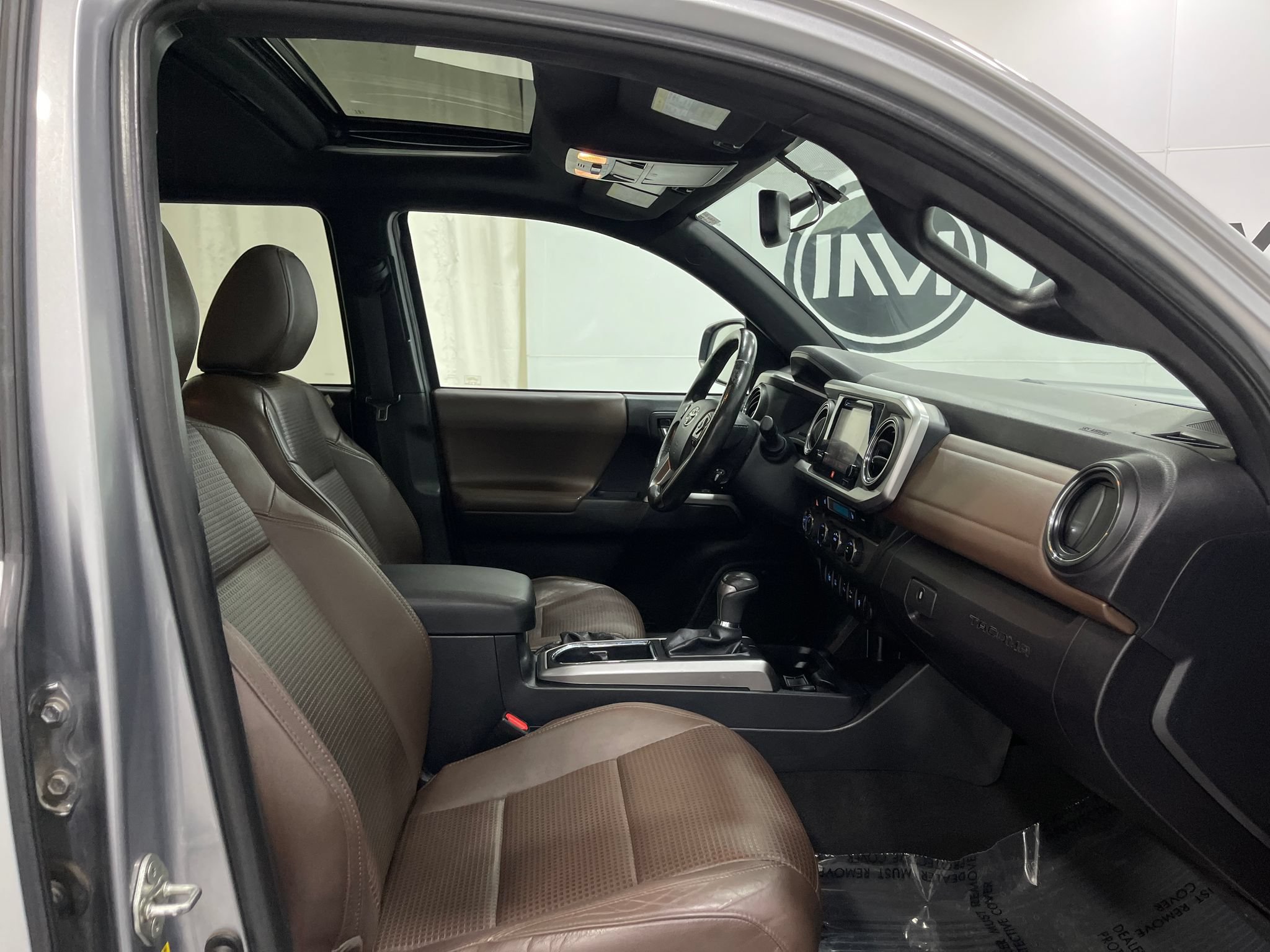 Used 2017 Toyota Tacoma Limited w/ Tow Package AWD/4WD image 31
