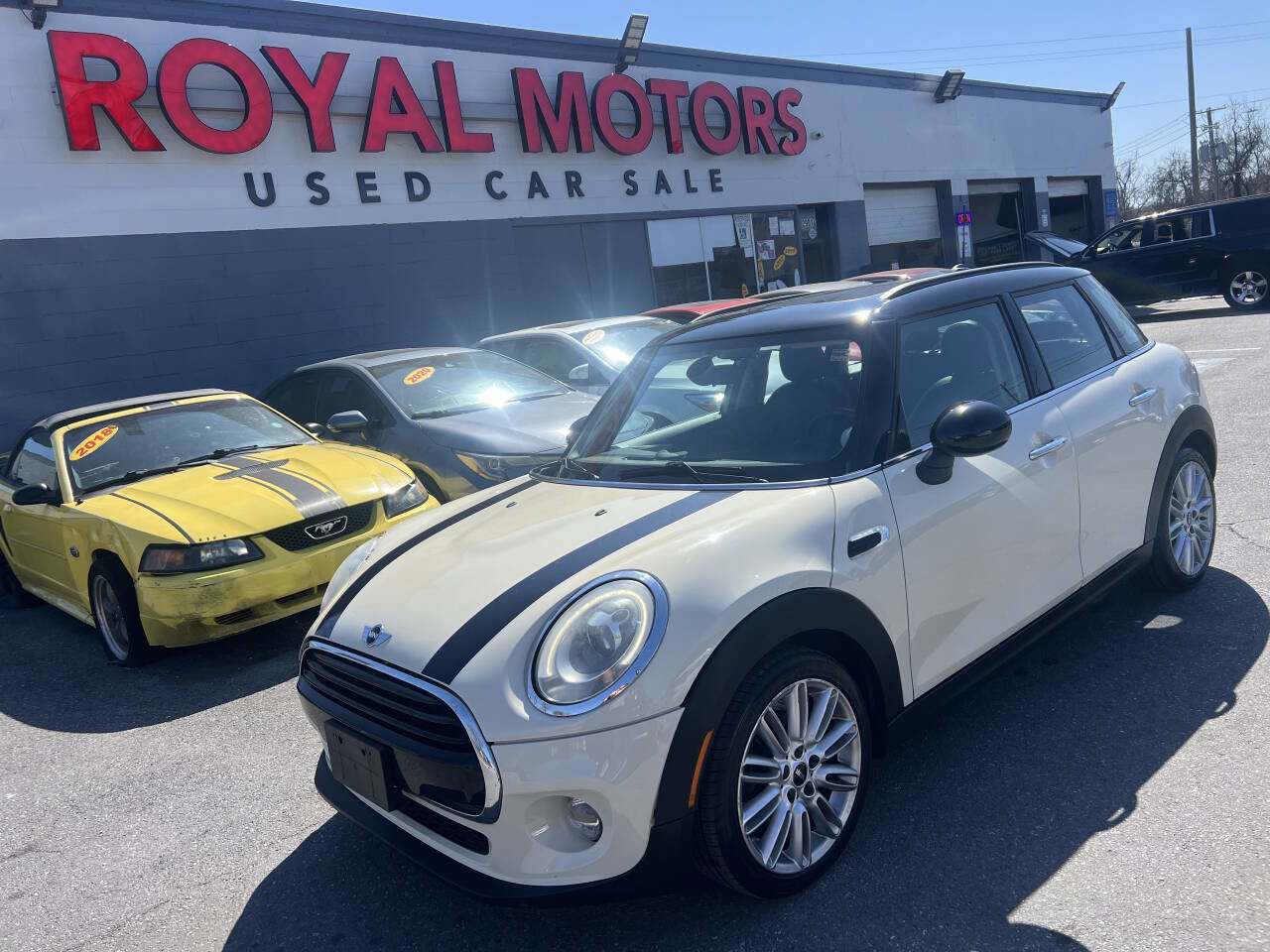 Used 2015 MINI Cooper 4-Door Hardtop image 2