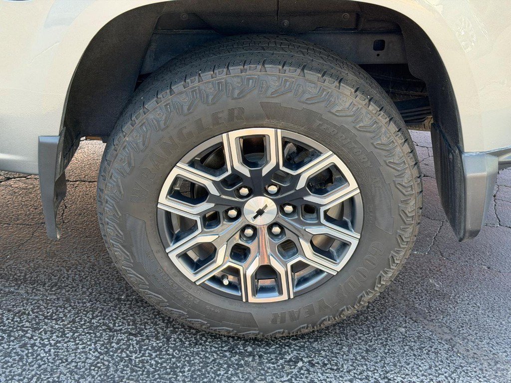 Used 2023 Chevrolet Colorado Z71 w/ Z71 Convenience Package 2 AWD/4WD image 7