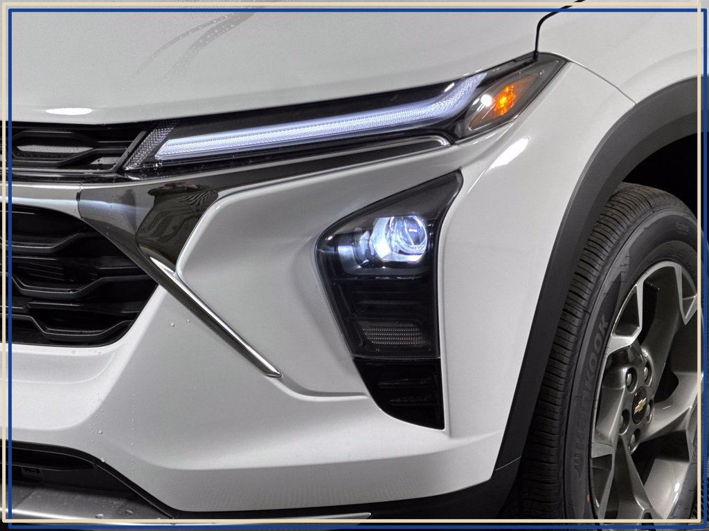 New 2026 Chevrolet Trax LT w/ LT Convenience Package FWD image 2