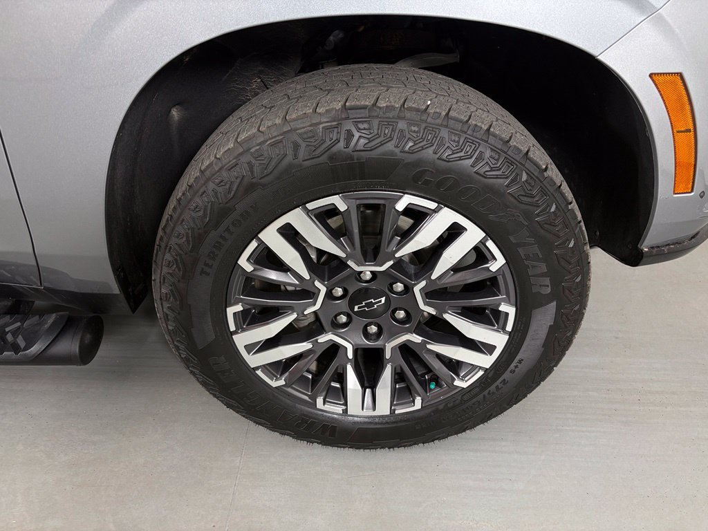 Used 2025 Chevrolet Suburban Z71 AWD/4WD image 12