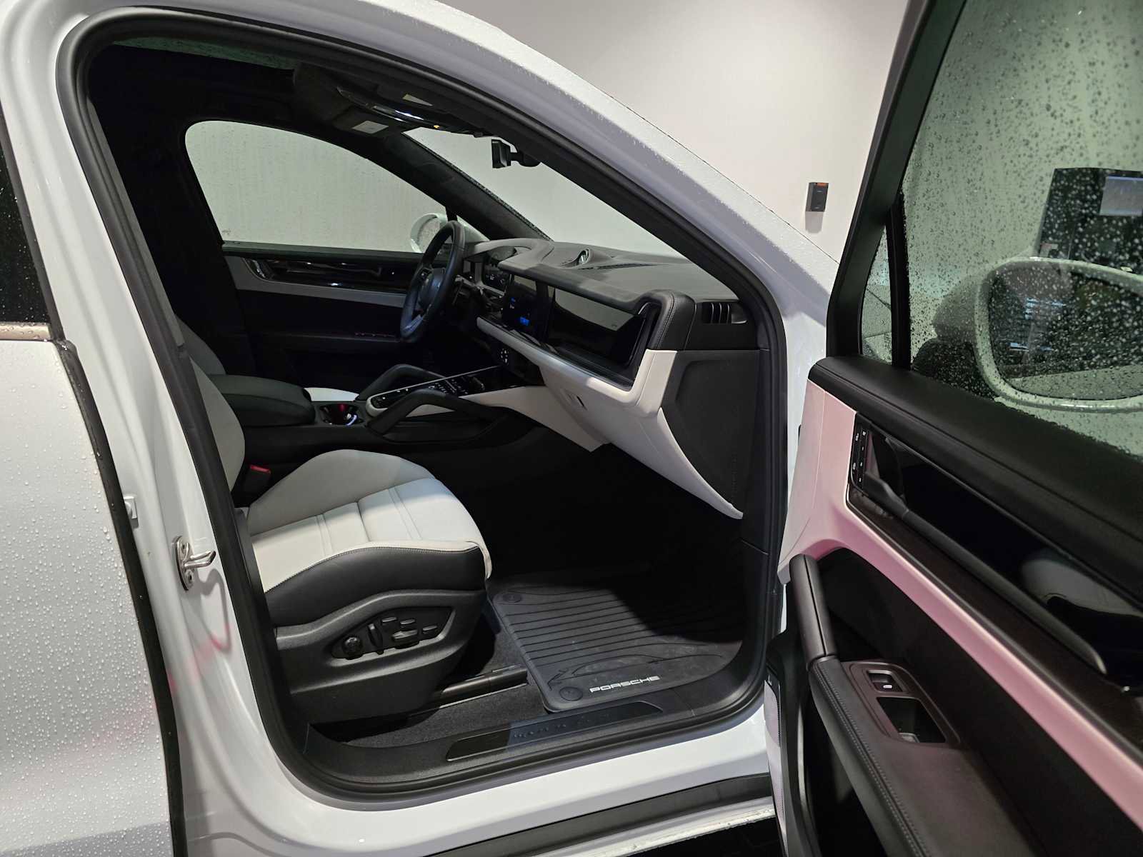 Used 2025 Porsche Cayenne Turbo AWD/4WD image 14