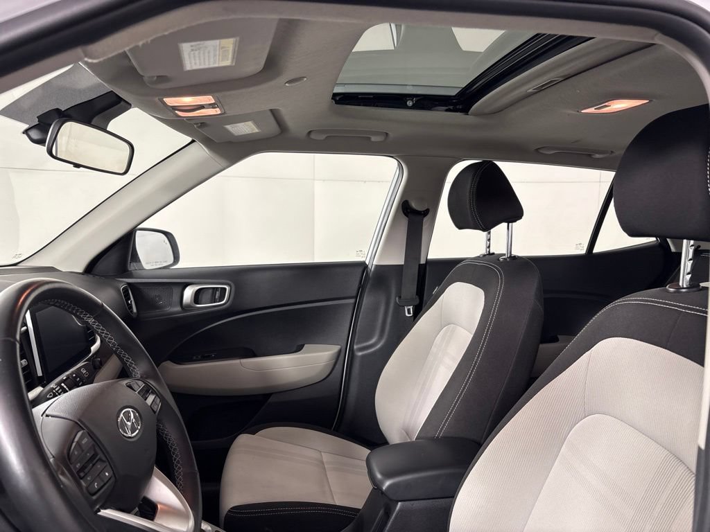 Used 2025 Hyundai Venue SEL FWD image 26