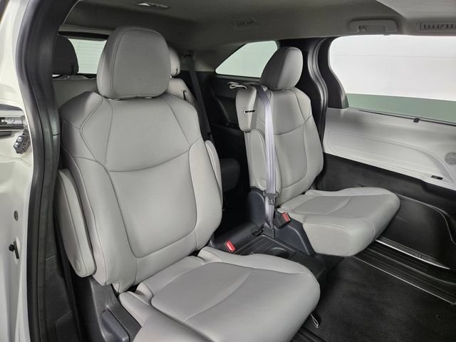 Used 2025 Toyota Sienna XLE FWD image 17