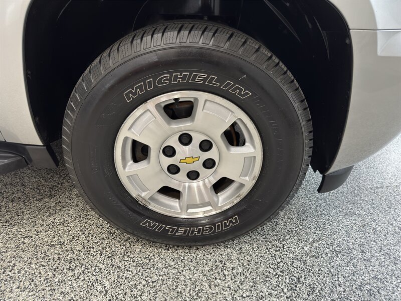 Used 2011 Chevrolet Suburban LS RWD image 29