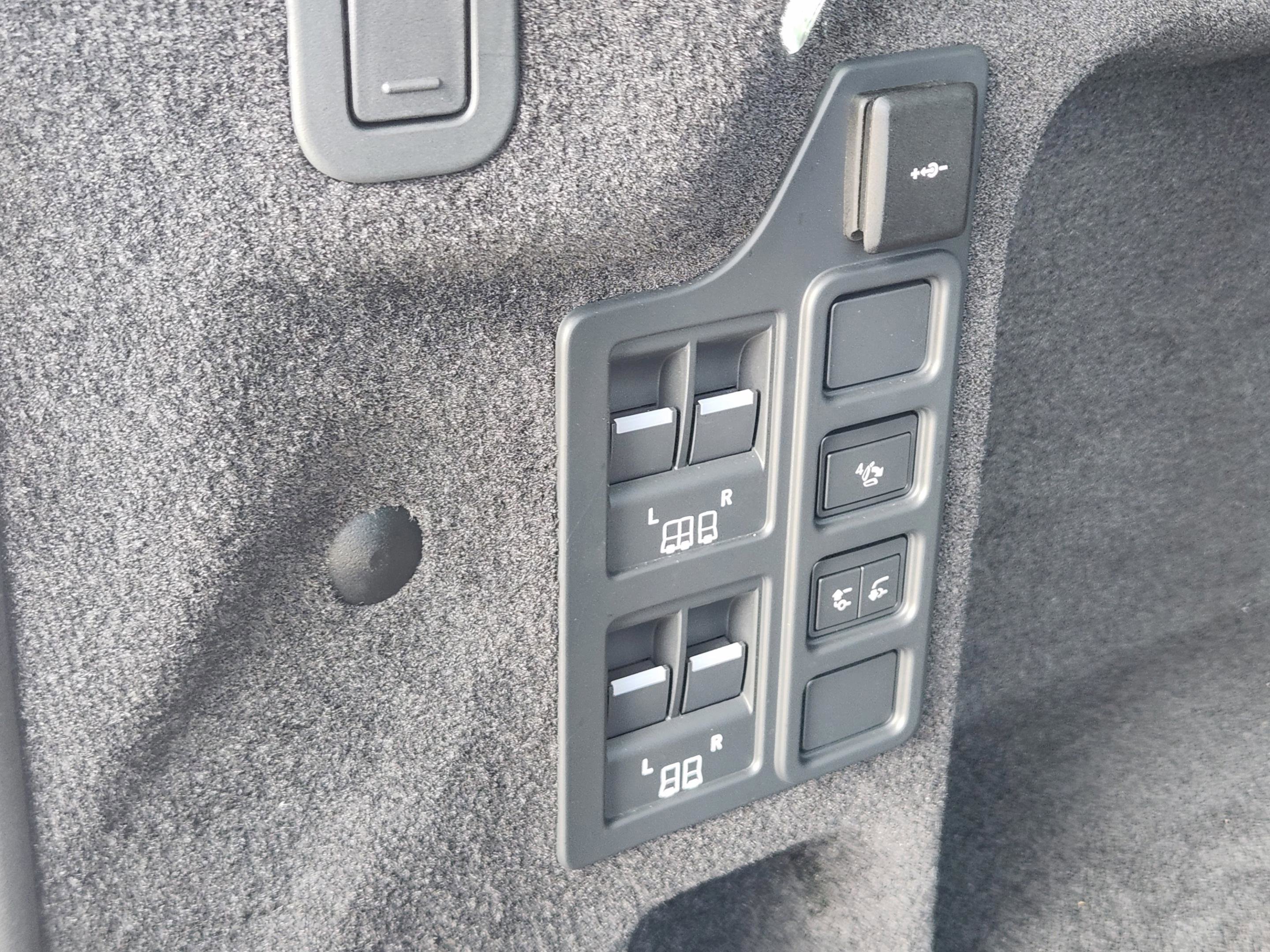 Certified 2024 Land Rover Discovery Dynamic SE image 32