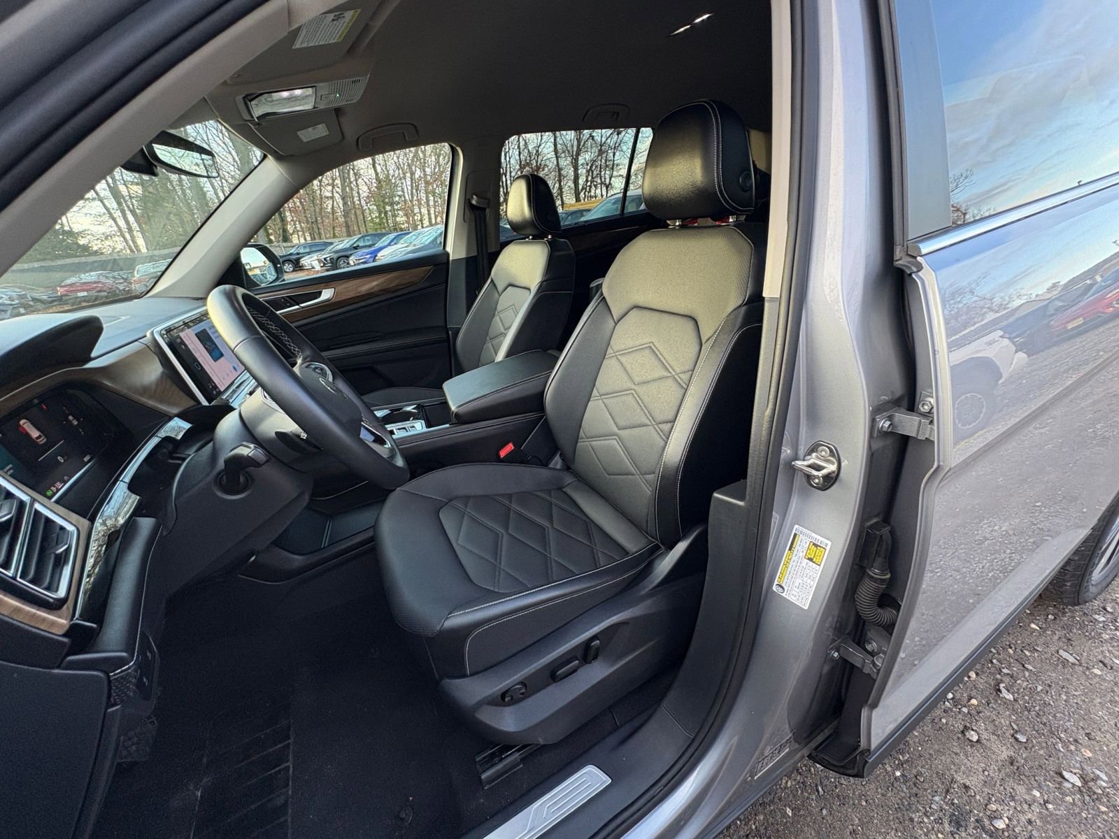 Used 2025 Volkswagen Atlas SE image 32