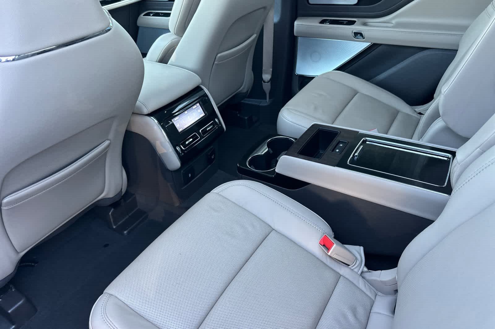 Used 2022 Lincoln Aviator Reserve w/ Equipment Group 201A image 4