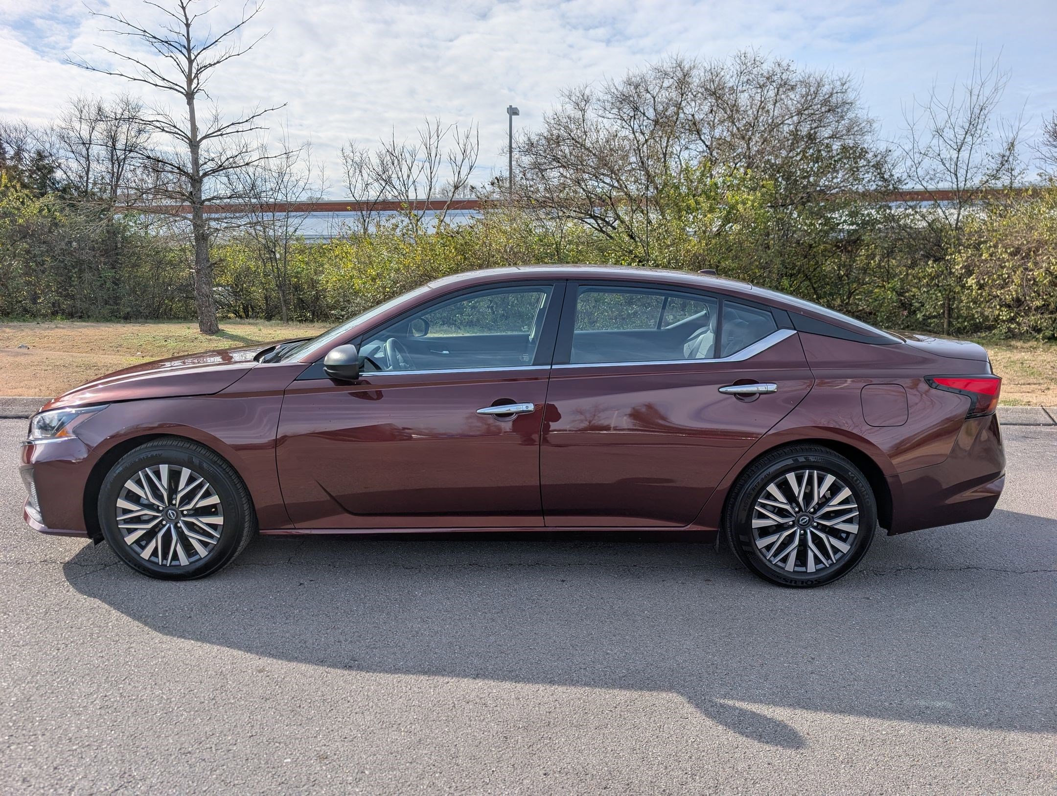 Used 2024 Nissan Altima 2.5 SV image 2