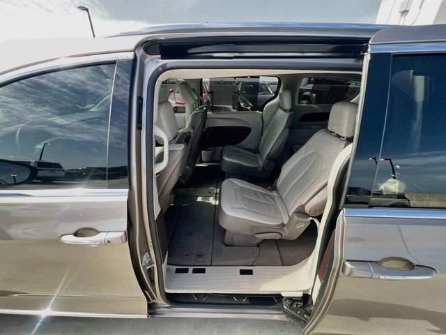 Used 2018 Chrysler Pacifica Touring-L Plus w/ Advanced Safetytec Group FWD image 27