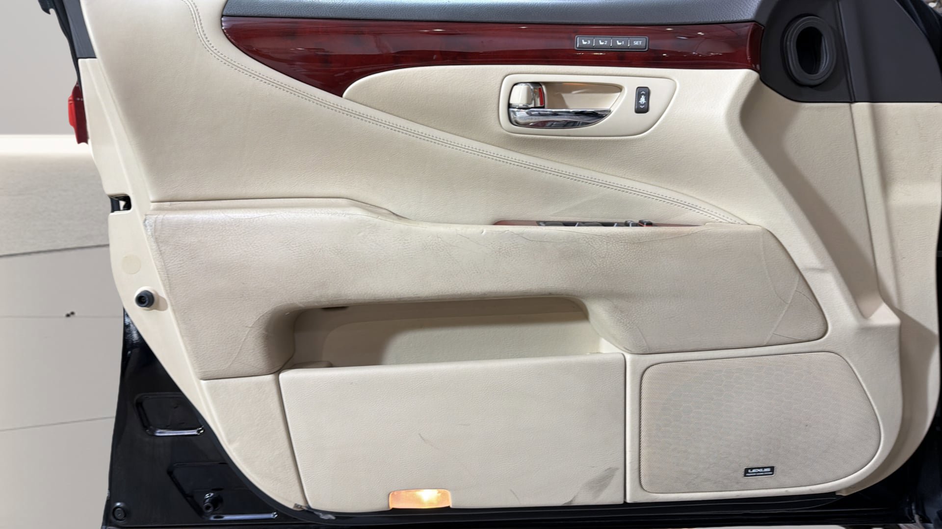 Used 2011 Lexus LS 460 w/ Comfort Pkg RWD image 21