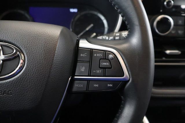 Used 2021 Toyota Highlander XLE AWD/4WD image 19