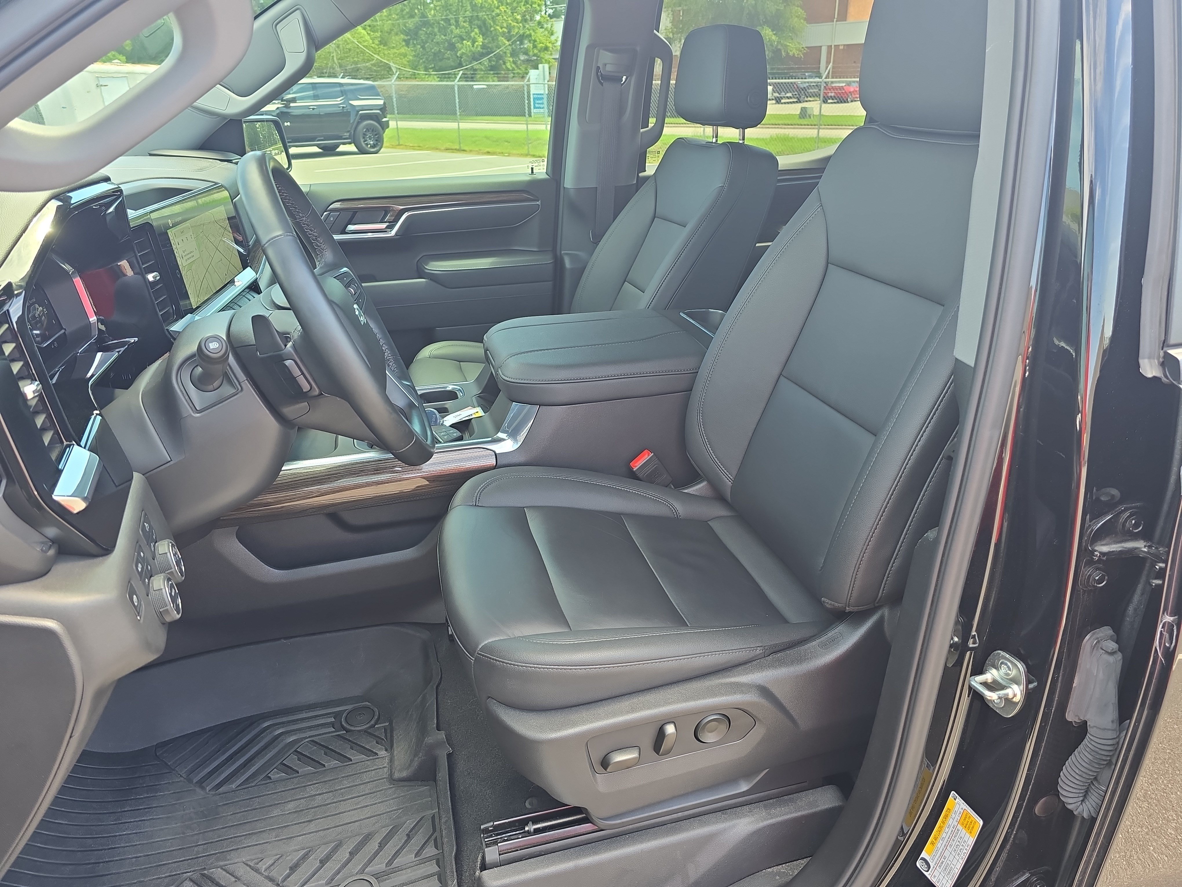 Used 2025 Chevrolet Silverado 1500 LT Trail Boss w/ Convenience Package II AWD/4WD image 16