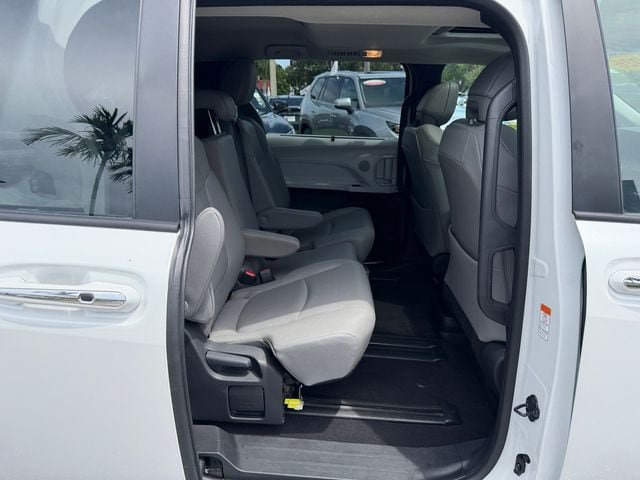 Certified 2026 Toyota Sienna XLE FWD image 17