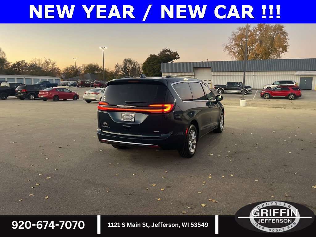 Used 2022 Chrysler Pacifica Touring-L image 11