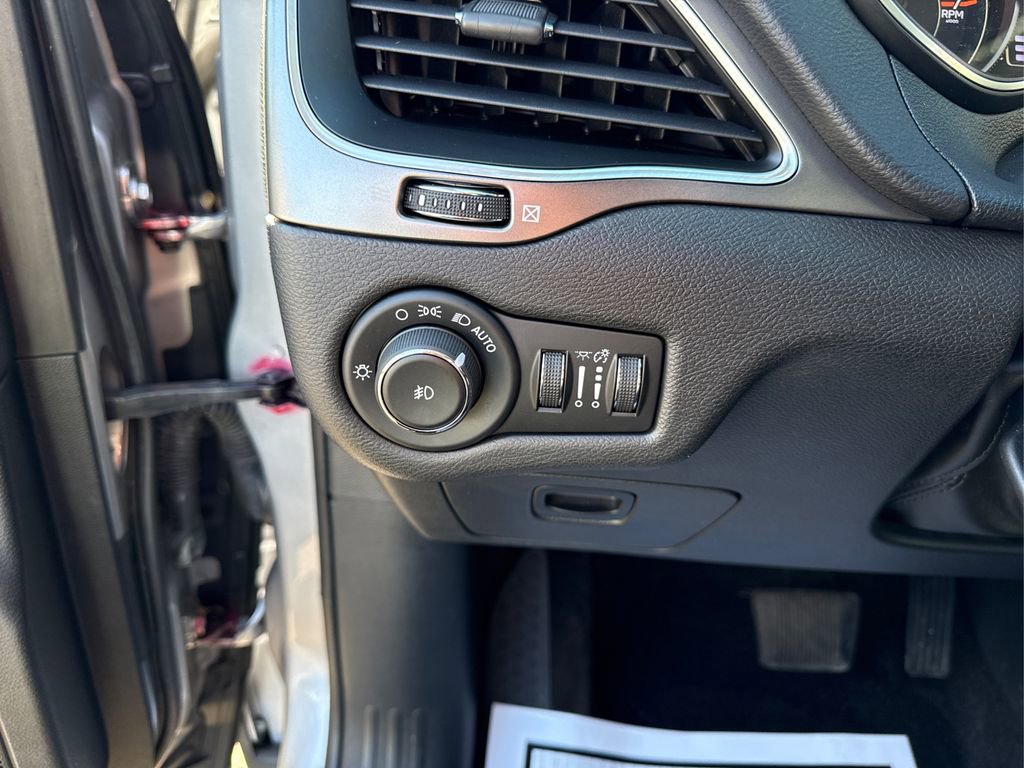 Used 2019 Jeep Cherokee Latitude Plus w/ Cold Weather Group image 22