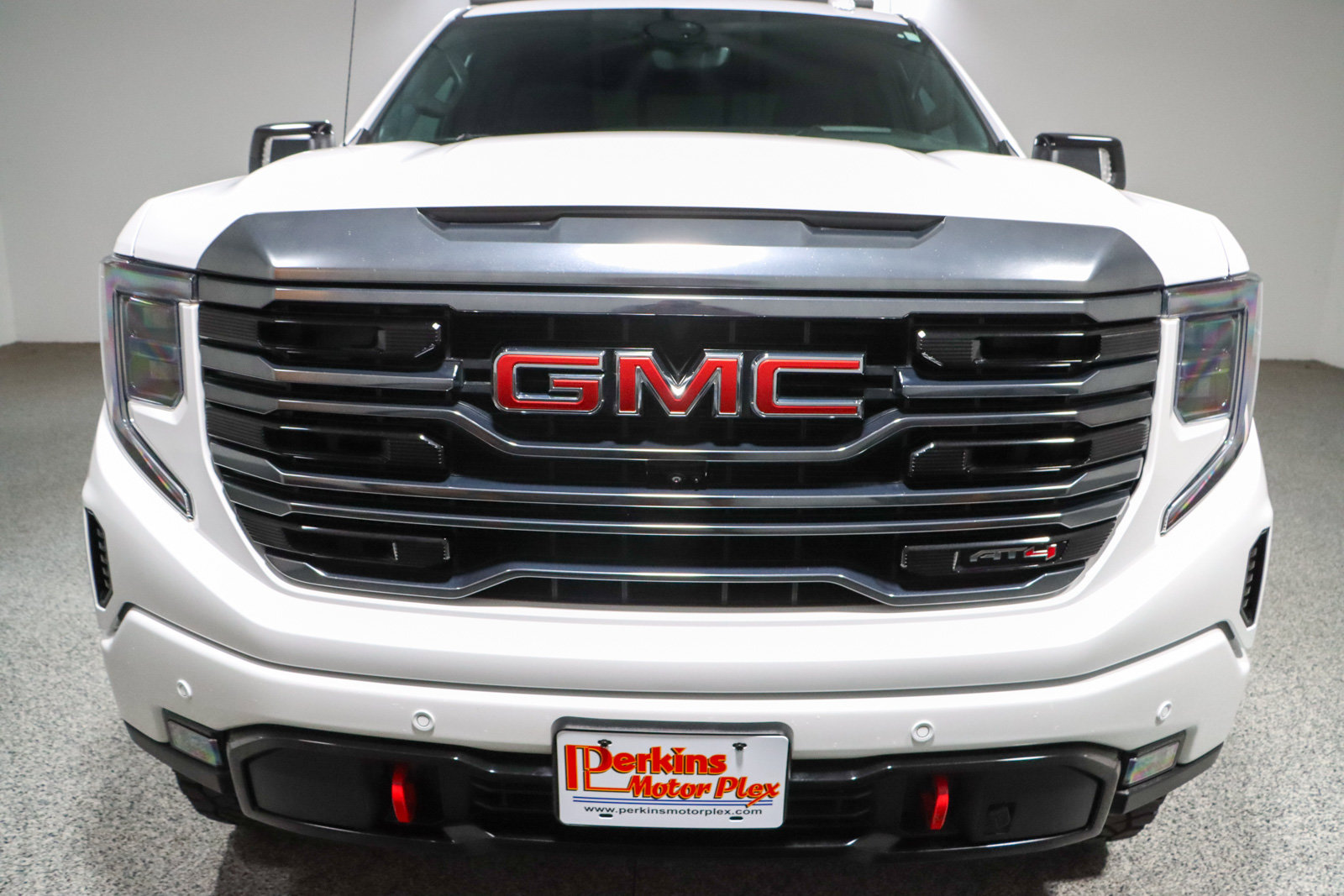 Used 2024 GMC Sierra 1500 AT4 w/ Technology Package AWD/4WD image 5