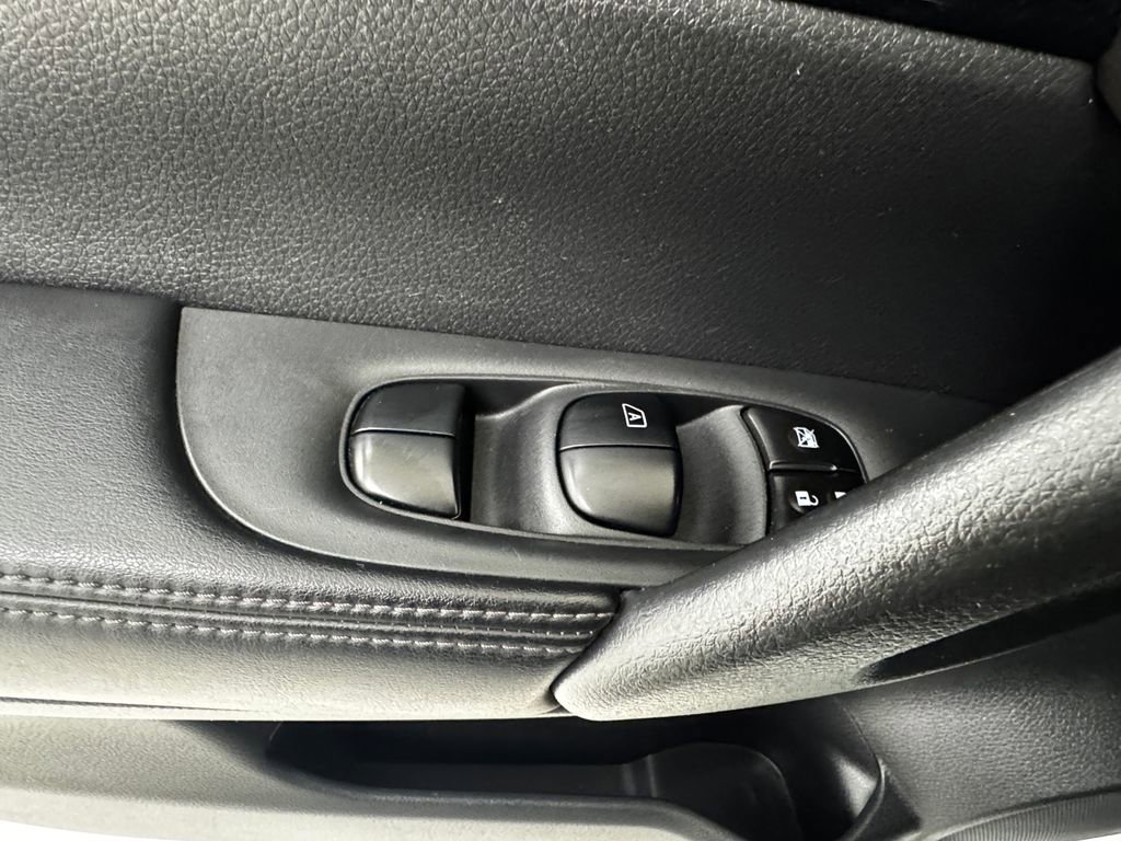 Used 2018 Nissan Rogue SL w/ Premium Package image 29