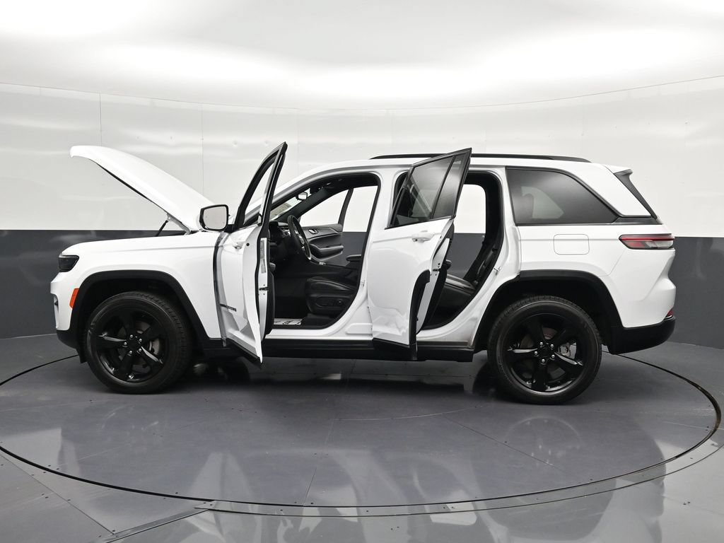 Used 2024 Jeep Grand Cherokee Altitude AWD/4WD image 40